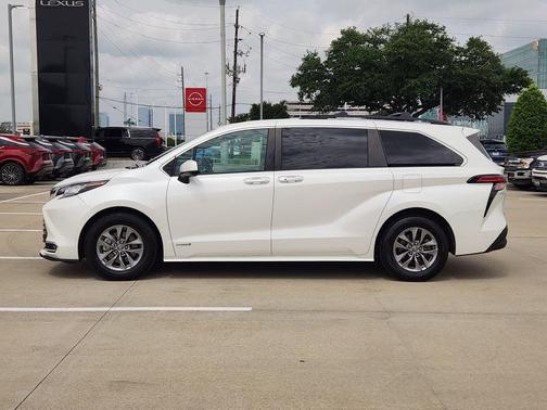 White 2021 Toyota Sienna XLE 8 Passenger