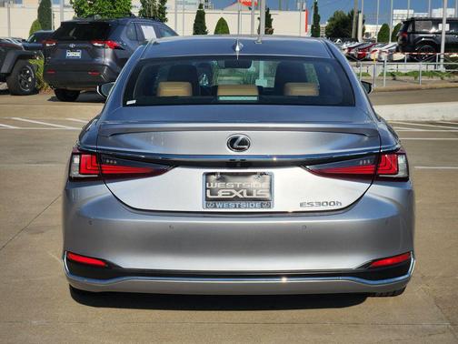 Iridium 2023 Lexus ES 300h Premium