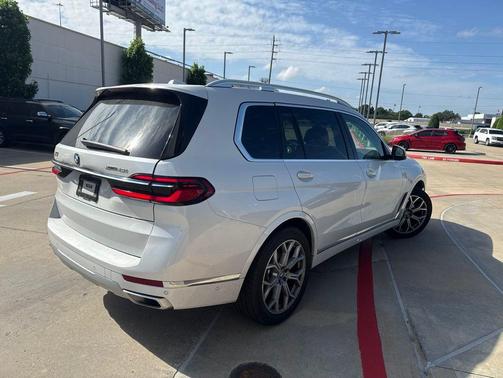 White 2023 BMW X7 xDrive40i