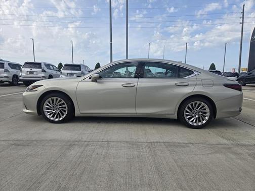 2021 Lexus ES 300h Ultra Luxury