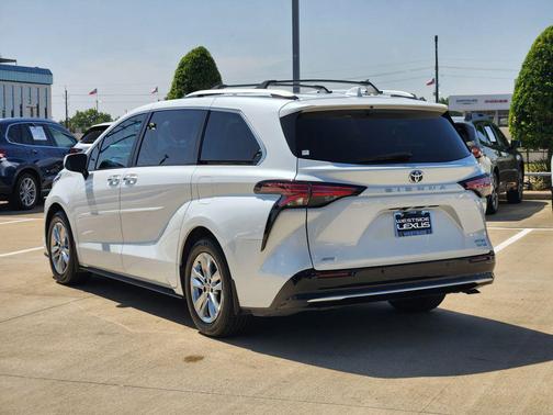 Pearl 2022 Toyota Sienna Limited