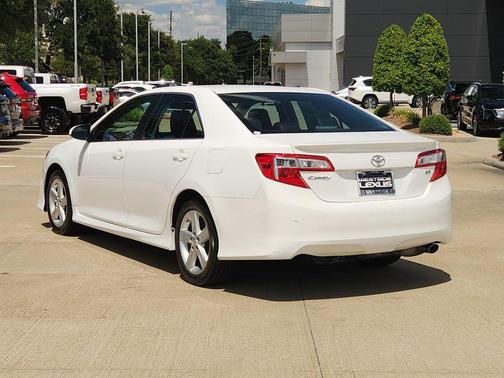 Super White 2013 Toyota Camry SE