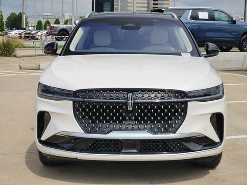 White Platinum Metallic Tri-Coat 2024 Lincoln Nautilus Black Label