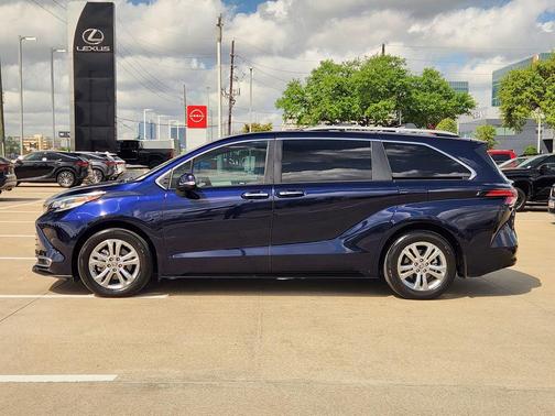 2022 Toyota Sienna Platinum