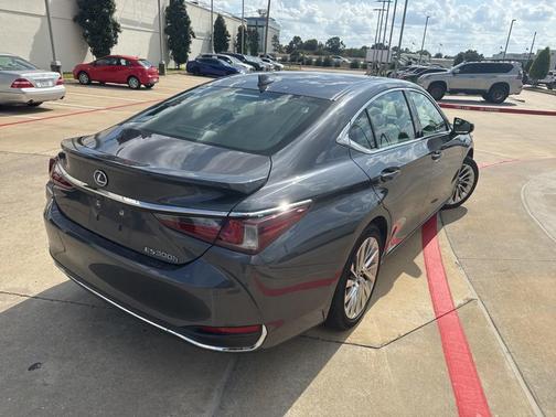 2022 Lexus ES 300h Ultra Luxury