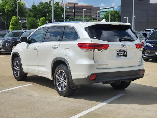 White 2018 Toyota Highlander XLE