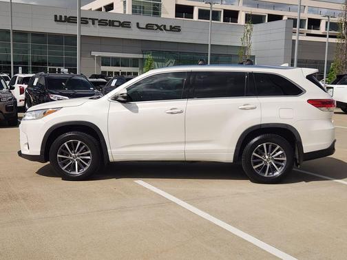 White 2018 Toyota Highlander XLE