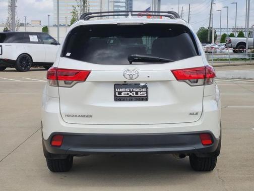 White 2018 Toyota Highlander XLE
