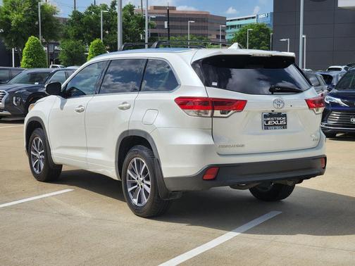 White 2018 Toyota Highlander XLE