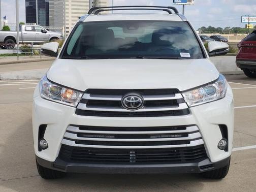White 2018 Toyota Highlander XLE