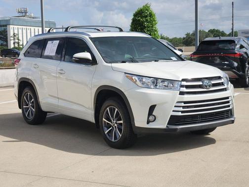 White 2018 Toyota Highlander XLE