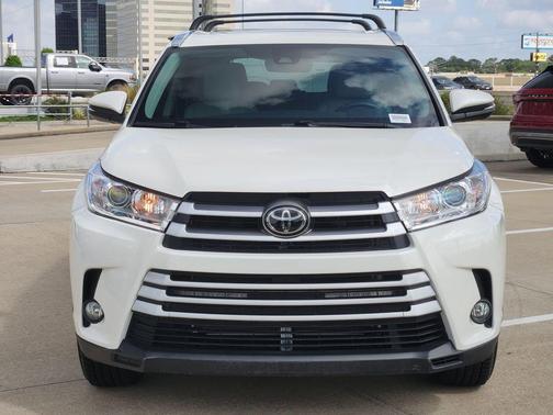 White 2018 Toyota Highlander XLE