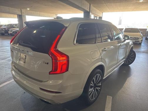 2020 Volvo XC90 T6 Momentum