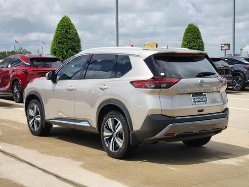Champagne Silver Metallic 2023 Nissan Rogue SL