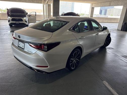 Eminent White Pearl 2025 Lexus ES 350 Base