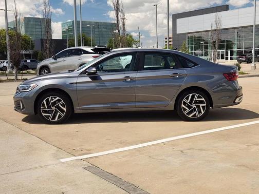 Gray 2022 Volkswagen Jetta 1.5T SEL