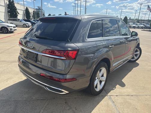 2023 Audi Q7 45 Premium Plus