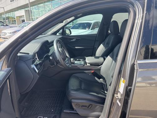 2023 Audi Q7 45 Premium Plus
