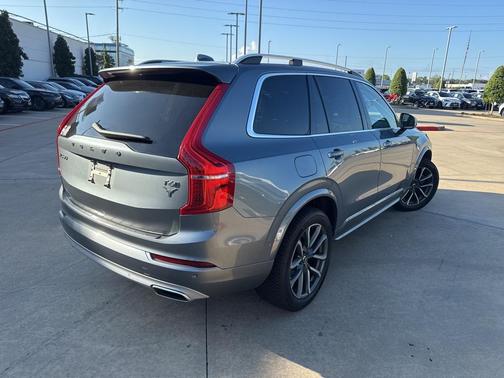 2018 Volvo XC90 T6 Momentum