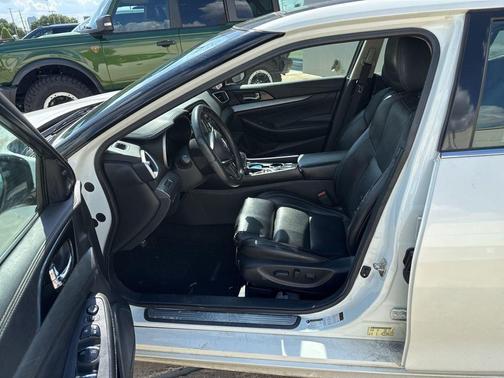 White 2017 Nissan Maxima 3.5 SL