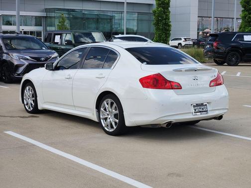 White 2013 INFINITI G37 Journey