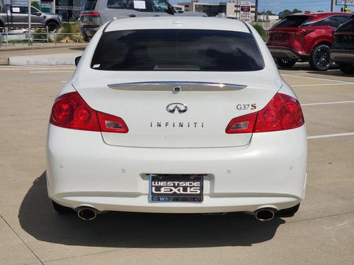 White 2013 INFINITI G37 Journey
