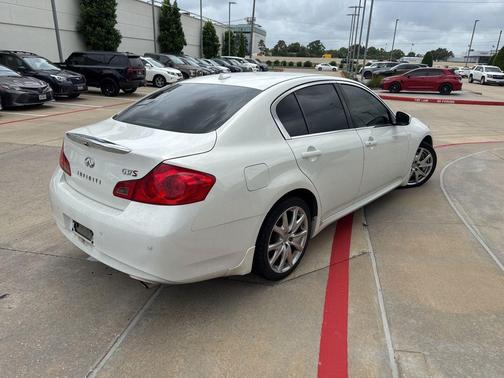 White 2013 INFINITI G37 Journey