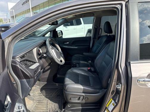 Predawn Gray Mica 2017 Toyota Sienna SE