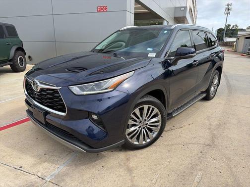 Gray 2022 Toyota Highlander Platinum