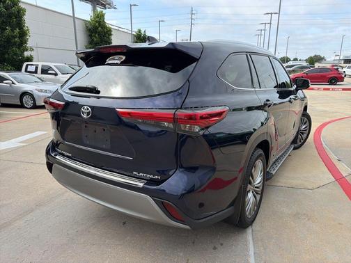 Gray 2022 Toyota Highlander Platinum