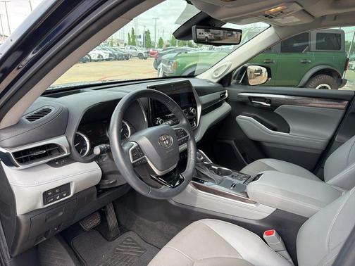 Gray 2022 Toyota Highlander Platinum