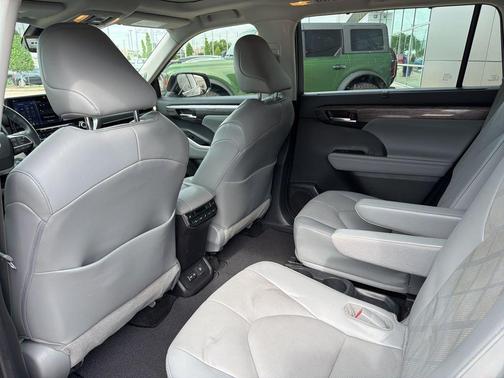 Gray 2022 Toyota Highlander Platinum