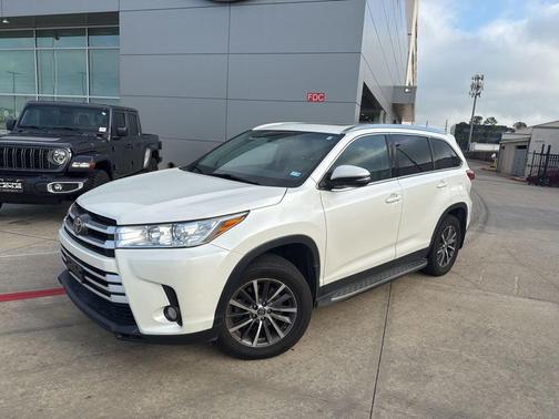 White 2019 Toyota Highlander XLE