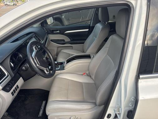 White 2019 Toyota Highlander XLE