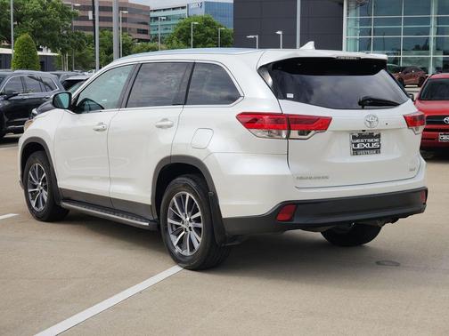 White 2019 Toyota Highlander XLE
