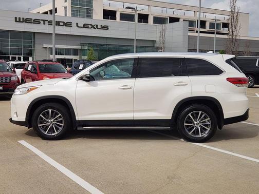 White 2019 Toyota Highlander XLE