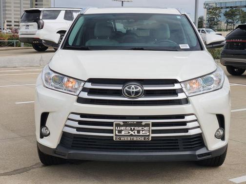 White 2019 Toyota Highlander XLE
