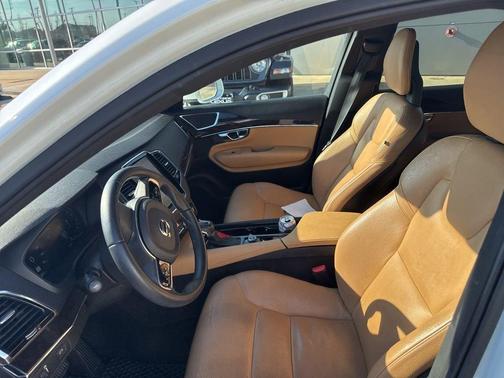 Crystal White Pearl 2016 Volvo XC90 T6 Momentum