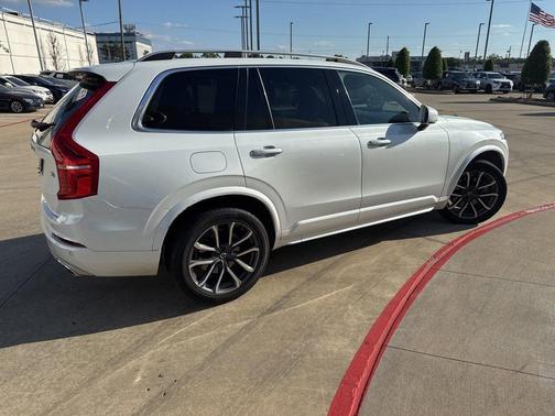 Crystal White Pearl 2016 Volvo XC90 T6 Momentum