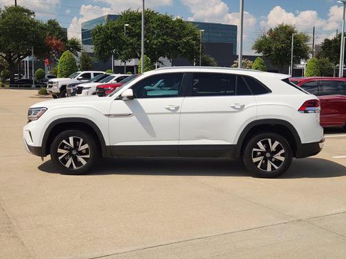 Pure White 2022 Volkswagen Atlas Cross Sport 2.0T SE