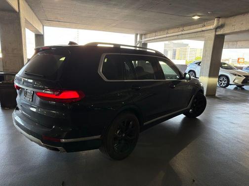 Black Sapphire Metallic 2022 BMW X7 xDrive40i