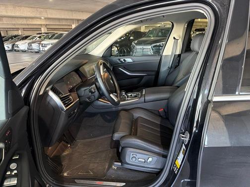 Black Sapphire Metallic 2022 BMW X7 xDrive40i