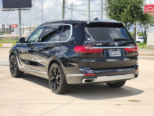 Black Sapphire Metallic 2022 BMW X7 xDrive40i