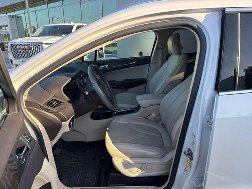 White Platinum Metallic Tri-Coat 2017 Lincoln MKC Reserve