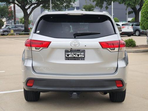 Silver 2018 Toyota Highlander XLE
