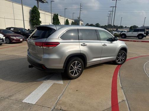 Silver 2018 Toyota Highlander XLE