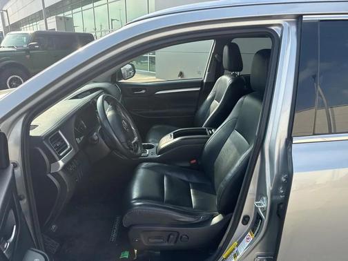 Silver 2018 Toyota Highlander XLE