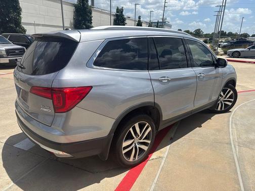 Silver / Black 2017 Honda Pilot Elite