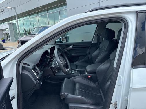 White 2019 Audi Q5 2.0T Premium Plus