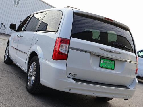 2016 Chrysler Town & Country Touring-L
